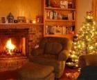 Το σαλόνι του σπιτιού τη νύχτα των Χριστουγέννων στη φωτιά και το δέντρο με τα δώρα